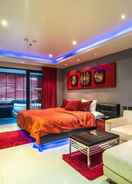 Room Absolute Bangla Suites by Lofty