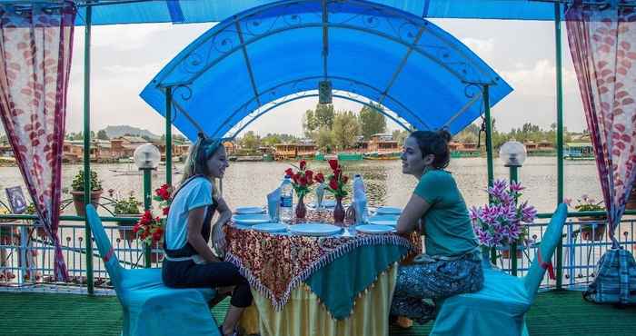 Others Swan Group Of Houseboats