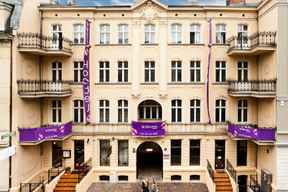 Blooms Inn & Apartments