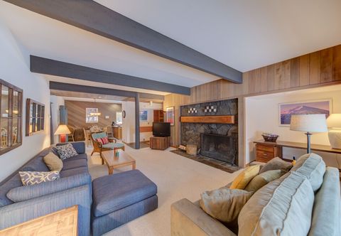 Others Meadow House #70 by Village Properties at Sunriver