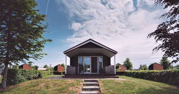 Others Beautiful Home With a Veranda and Jetty, Located Near a Pond