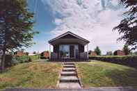 Others Beautiful Home With a Veranda and Jetty, Located Near a Pond