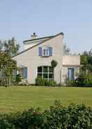 Bilik Detached Villa With Dishwasher and Fireplace on Texel