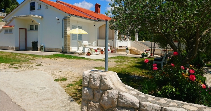 Others Pretty Apartment With Terrace, Island Rab