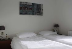 Others 6 Cozy Garden Home w/ Fireplace