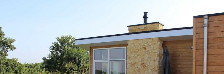 Others Cozy Garden Home w/ Fireplace