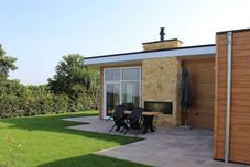 Others Cozy Garden Home w/ Fireplace