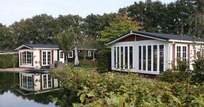 Others Comfy Chalet With a Dishwasher, Directly on a Pond