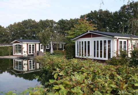 Others Comfy Chalet With a Dishwasher, Directly on a Pond