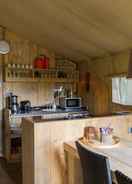 Dapur peribadi Atmospheric Tent Lodge With Dishwasher, in Twente