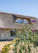 Imej utama Thatched Villa With Dishwasher, 1.2 km From the sea on Texel