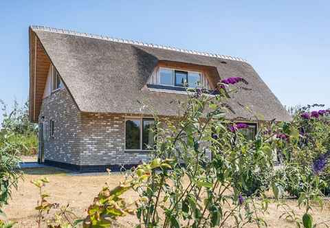 Others Thatched Villa With Dishwasher, 1.2 km From the sea on Texel