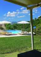 Kolam renang Spacious Villa With Pool in Fabriano Italy