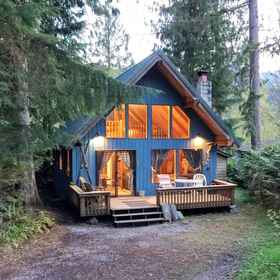 Primary image 1 マウントベーカーリムキャビン#53 - オープンファイヤープレイスと屋外ホットタブ付きの居心地の良いキャビン, ワットコム郡 ホテル