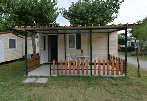 Khác Wooden Chalet with Terrace near Beach