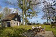 อื่นๆ Picturesque Holiday Home in Drimmelen With Garden