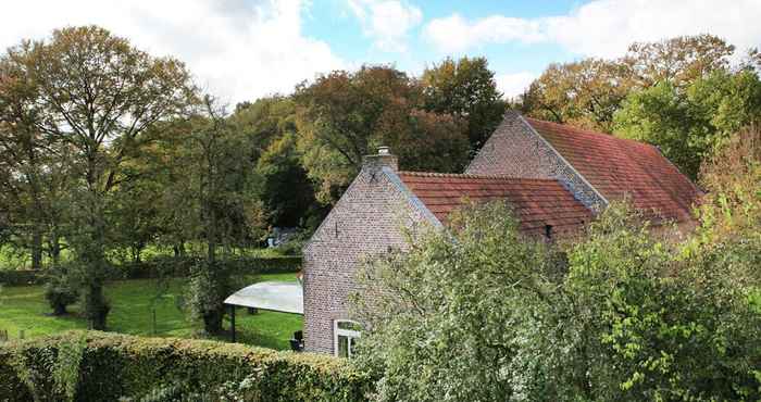 Lainnya Lavish Farmhouse in Sint Odilienberg With Terrace