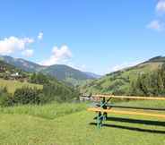 Lainnya 5 Cozy Holiday Home on Slopes in Maria Alm