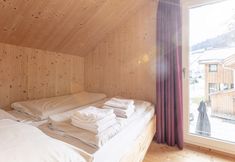 Others 5 Lush Chalet With hot tub