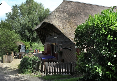 Others Quaint Farmhouse near River in Oosterwijk