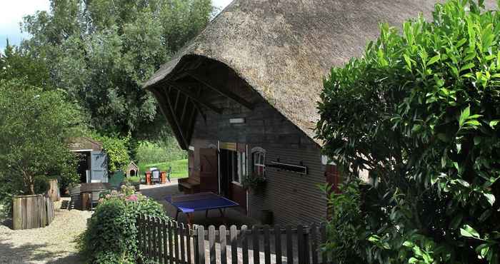 Others Quaint Farmhouse near River in Oosterwijk