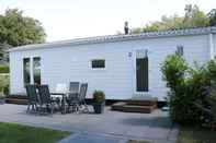 อื่นๆ Tidy Chalet With a Microwave, Near the Wadden Sea