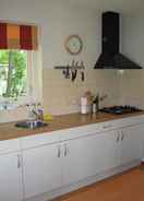 Dapur peribadi Detached Holiday Home near Grevelingenmeer Lake