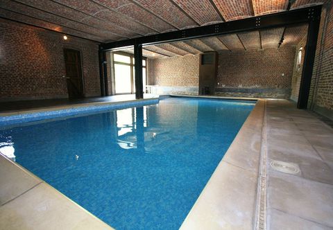 Others Mansion With Pool, Neblon