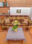 Ruang tamu Cosy Little Holiday Home in Chiemgau - Balcony, Sauna and Swimming Pool