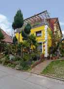 Imej utama Antique Apartment in Wismar Mecklenburg With Garden