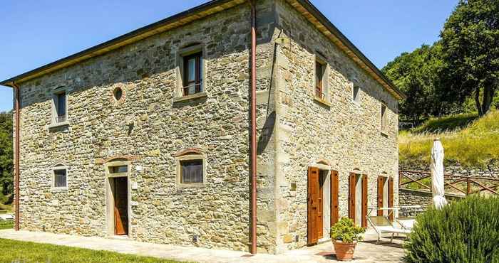 Lainnya Apartment in a Holiday Home in Anghiari With a View of the Hills