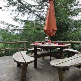 Primary image 1 샬레 & 집시 카라반 인 그린 & 피스풀 안비론멍 너 후팔리즈, 바스토뉴 행정구 호텔