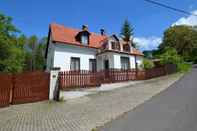 Lainnya Idyllic Villa With Private Pool in Trebusin Czech Republic