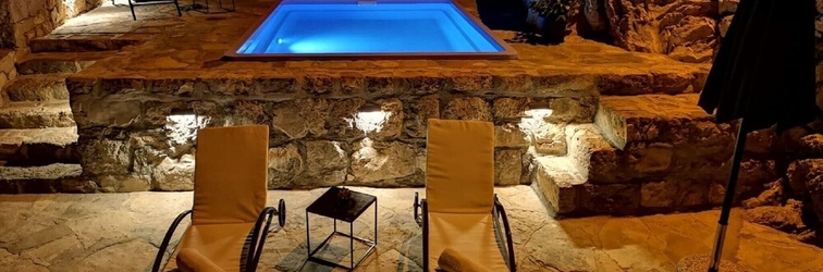 Others Stone Holiday Home in Brotnice Dalmatia with Outdoor Hot Tub