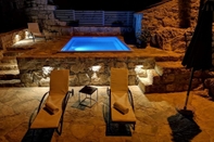 Others Stone Holiday Home in Brotnice Dalmatia with Outdoor Hot Tub