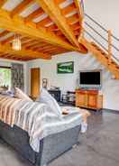 Ruang tamu Premium Cottage in Florennes Near Private Fish Lake, Forest