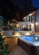 Imej utama Luxurious Holiday Home in Makarska with Hot Tub