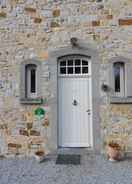 Meja sambut tetamu Stone-built Holiday Home in Dinant With Private Terrace