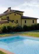 Bahagian luar Charming Holiday Home in Tuscany With Swimming Pool