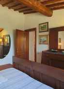 Bilik Elegant Cottage in Tuscany With Lake View and Private Garden