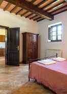 Room Urbane Mansion in Perugia With Swimming Pool