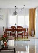 Tempat makan Cozy Apartment with Balcony & Sea View near Beach