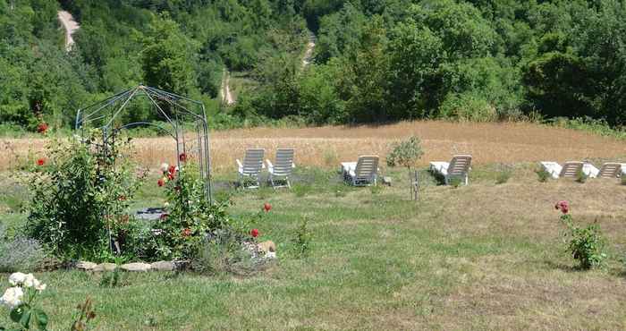 Lainnya Quaint Cottage in Pergola With Garden