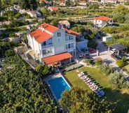 Others 6 Cozy Villa in Ploce With Shared Pool