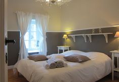 อื่นๆ 6 Delightful Castle in Bastogne with Hot Tub