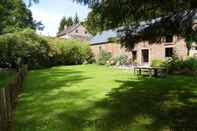 Lainnya Regional House With Exposed Timber Frame Elements Full of Authenticity and Charm in a Green Area