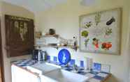 Lainnya 5 Quaint Holiday Home in Bievre With Terrace