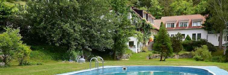 Lainnya Lavish Villa in Bechyne With Private Pool and Sauna