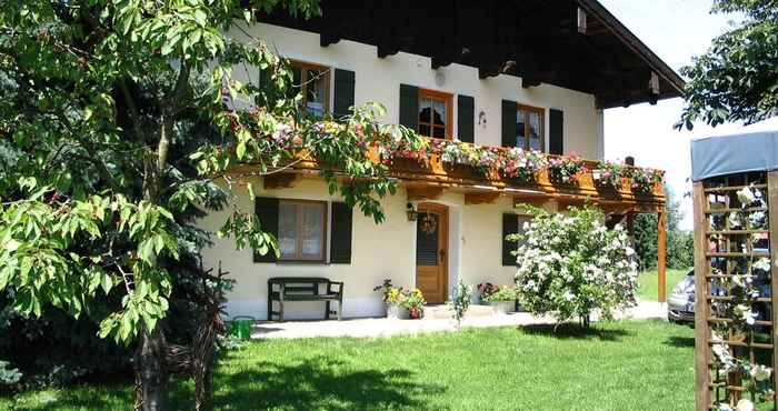 Lainnya Spacious 4 Person Holiday Home near Chiemsee