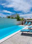 Kolam renang Modern Villa in Zaton With Swimming Pool